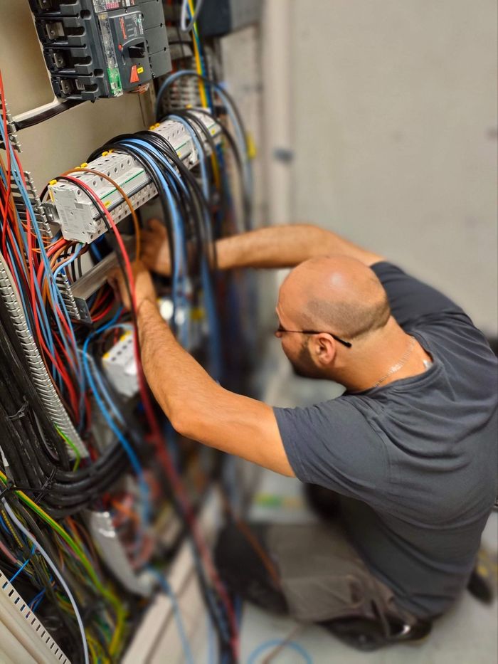 Un électricien qui travaille