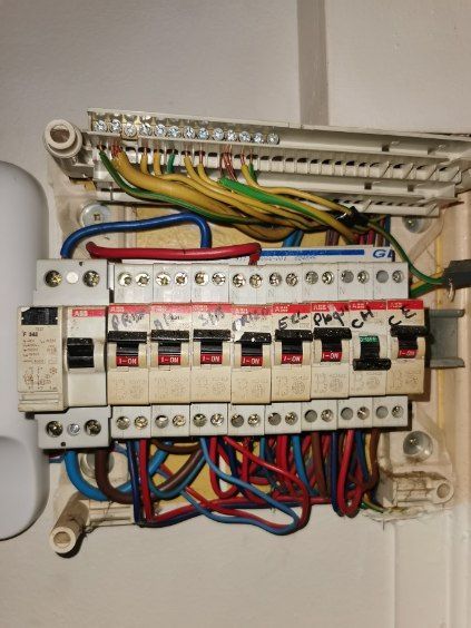 Un compteur électrique ouvert