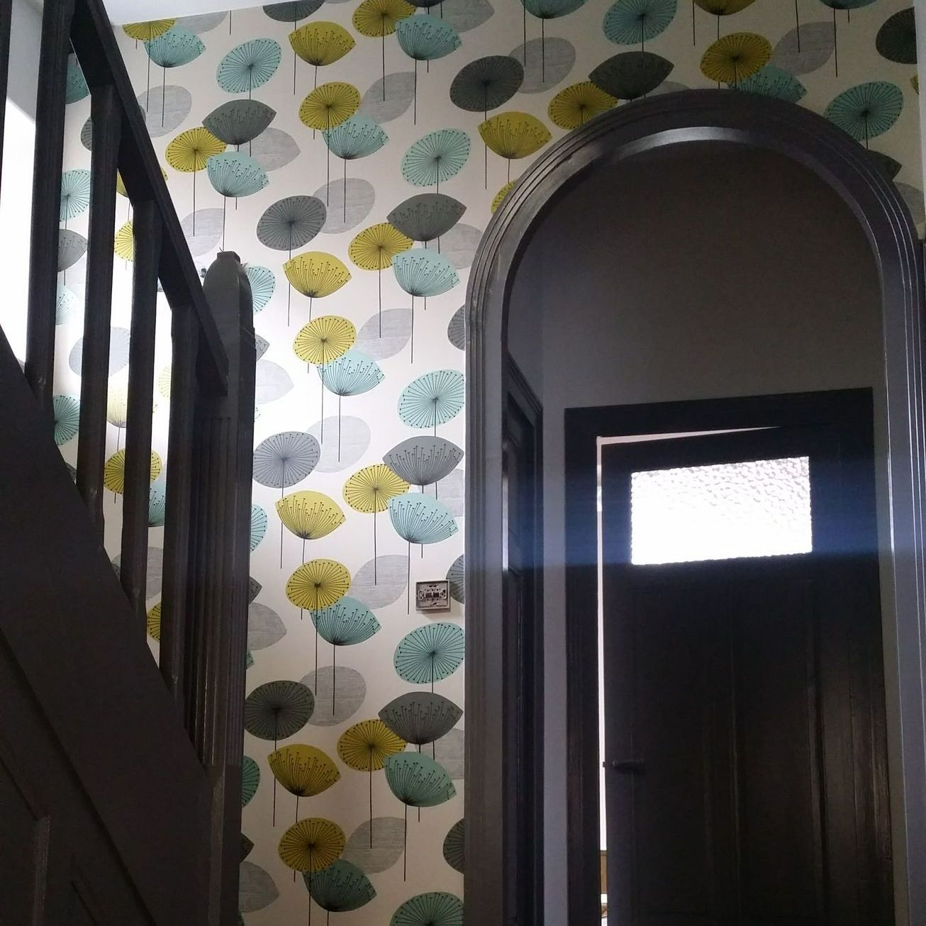 Papier peint à motifs floraux