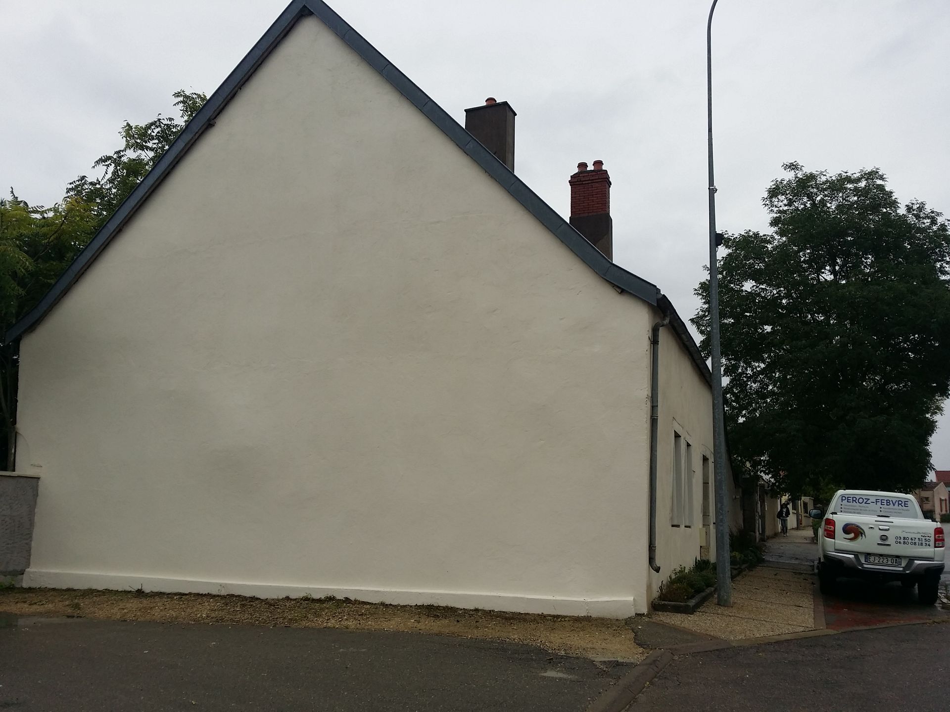 Façade rénovée et véhicule de l'entreprise