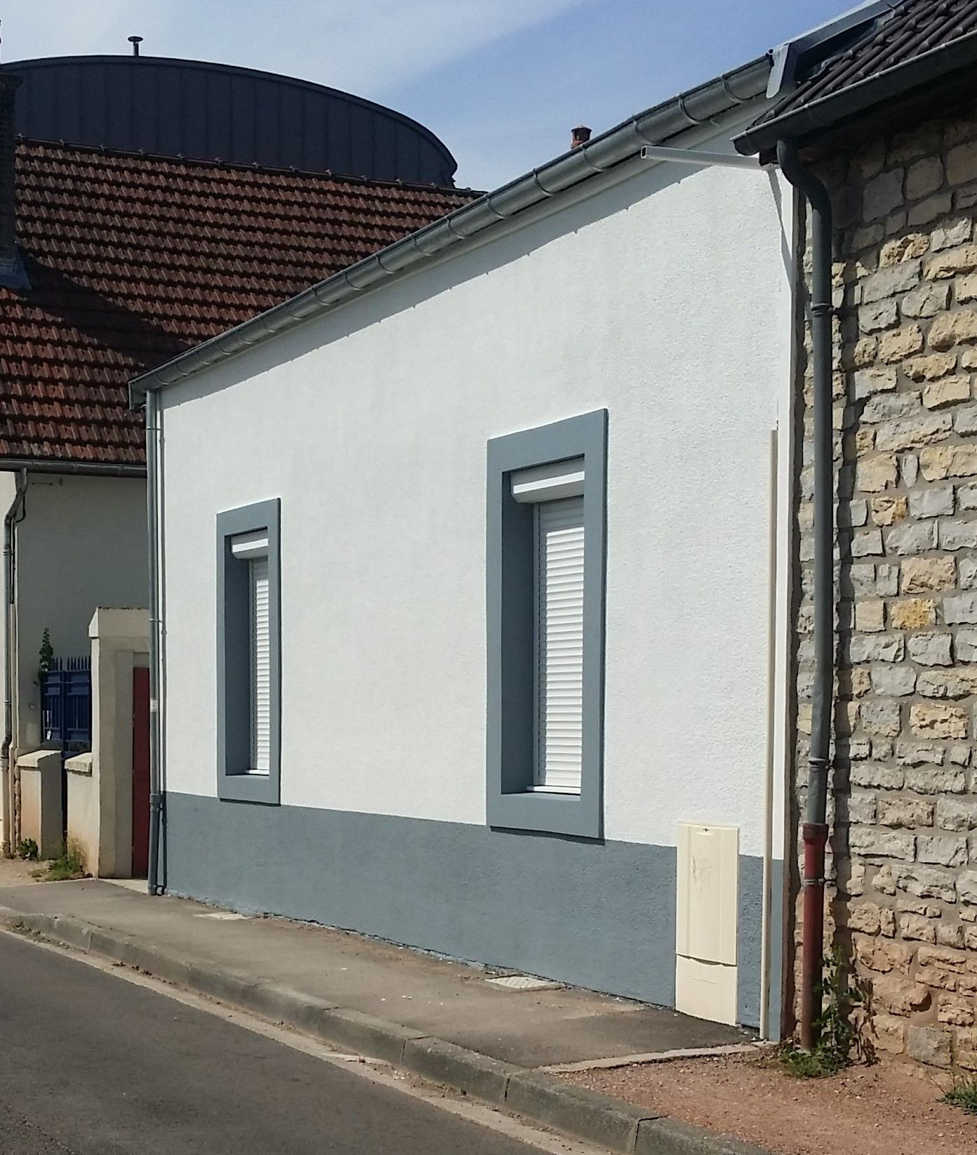 Façade de maison peinte en blanc et gris