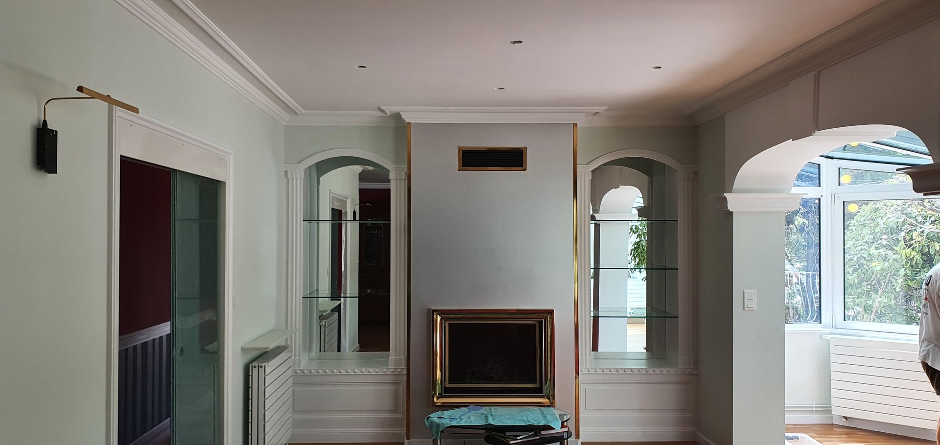 Salon avec cheminée peint en vert clair