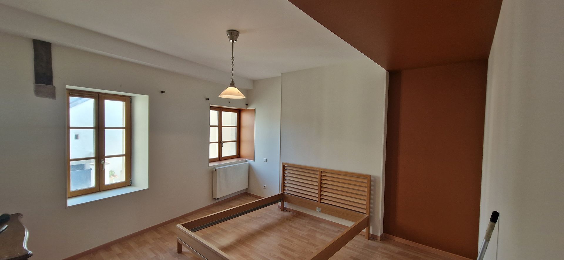 Chambre avec un pan de mur et de plafond peint en rouge