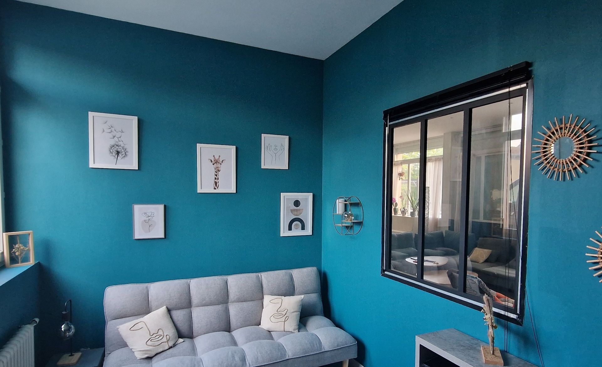 Mur peint en bleu
