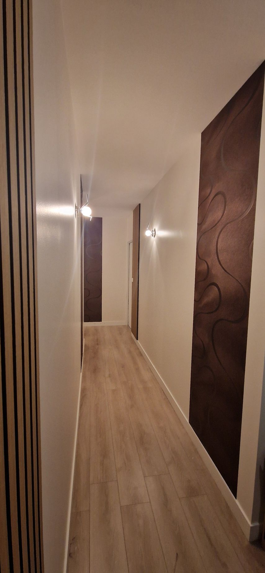 Couloir avec parquet flottant