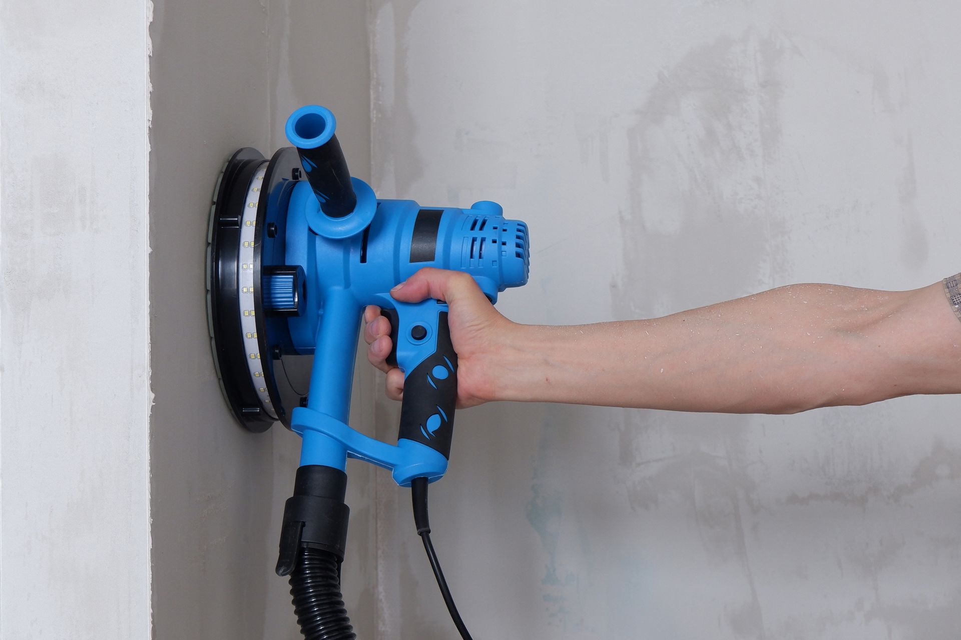 Ponceuse sur un mur