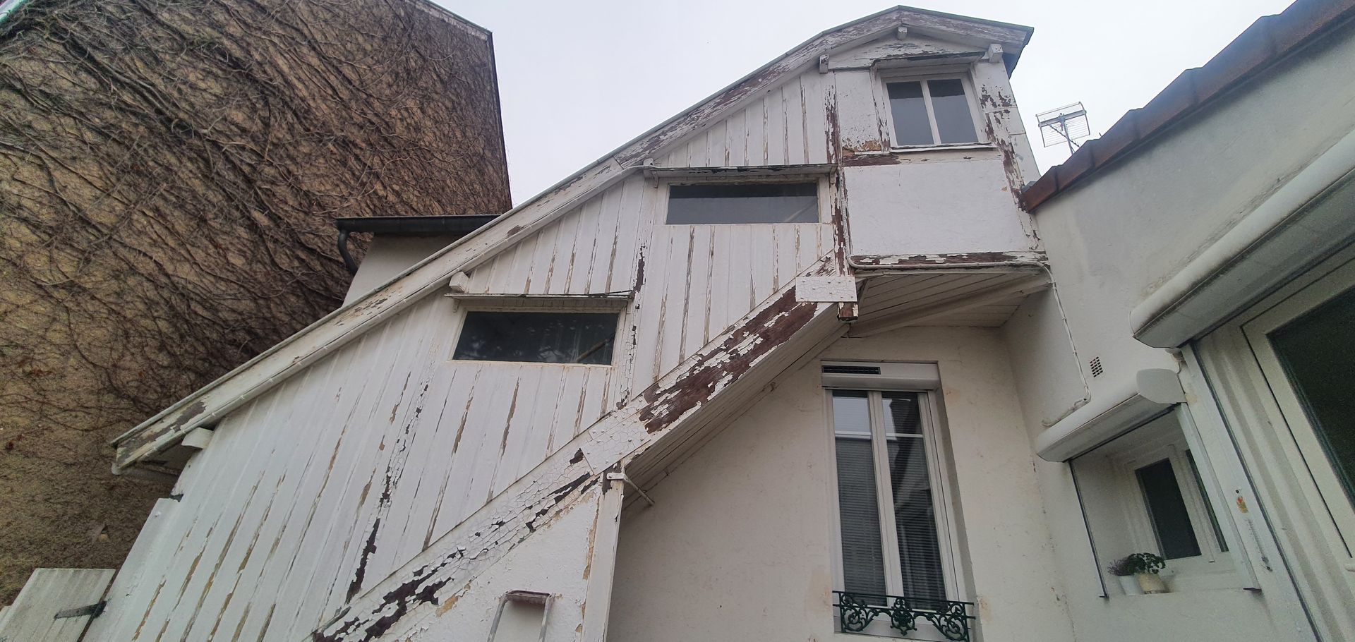 Façade en bois abîmée