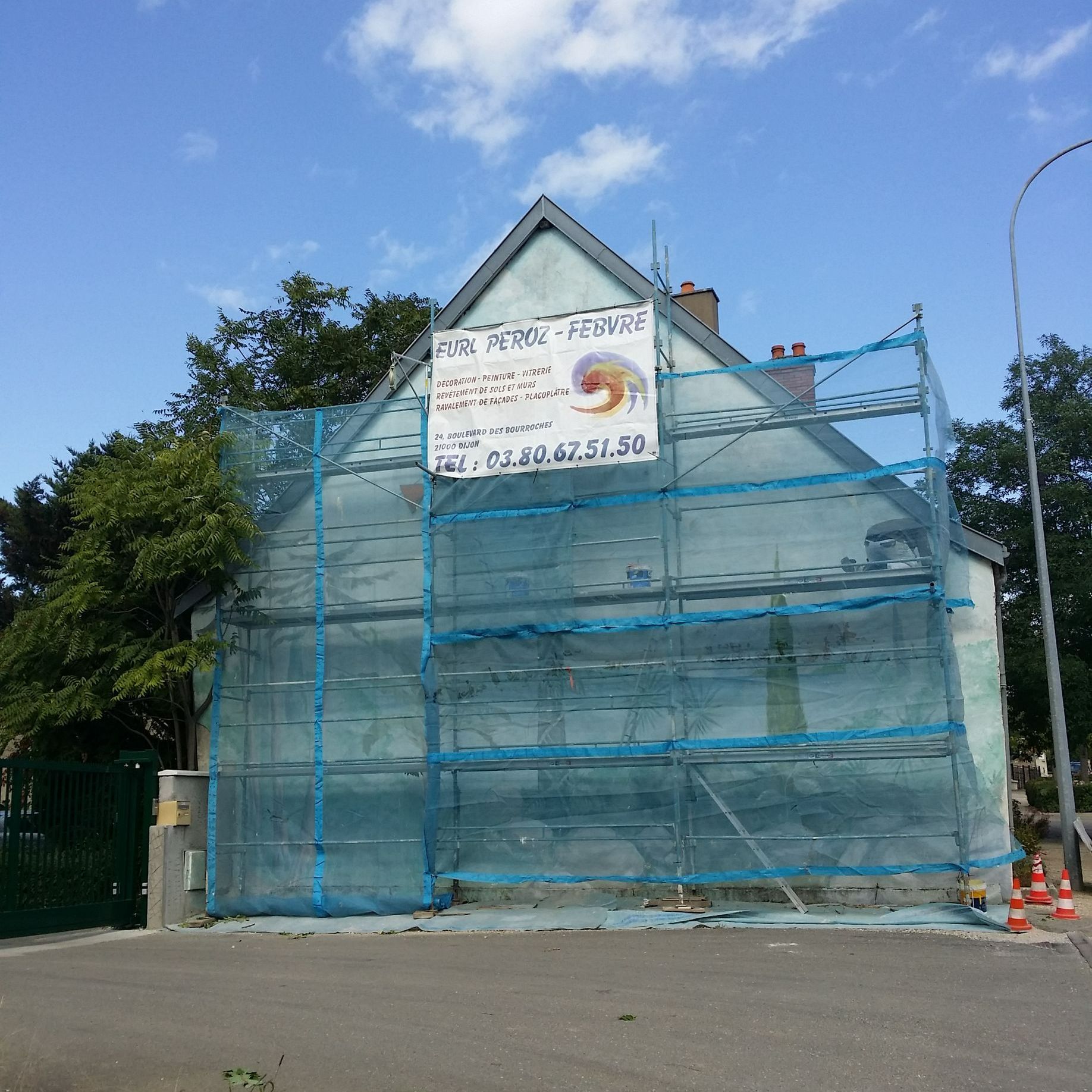 Maison avec des échafaudages et l'affiche de Peroz Febvre