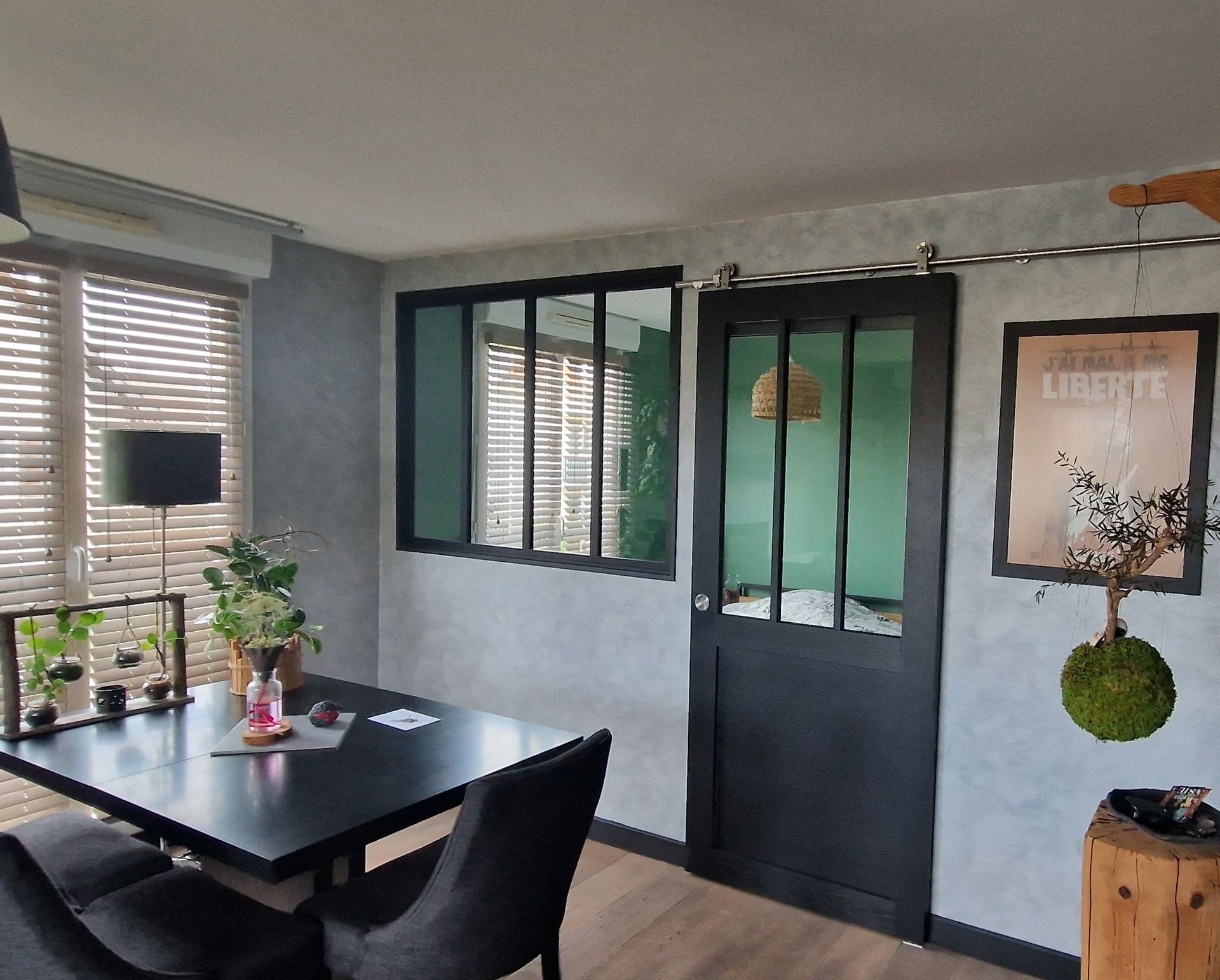 Salle à manger, verrière et porte vitrée