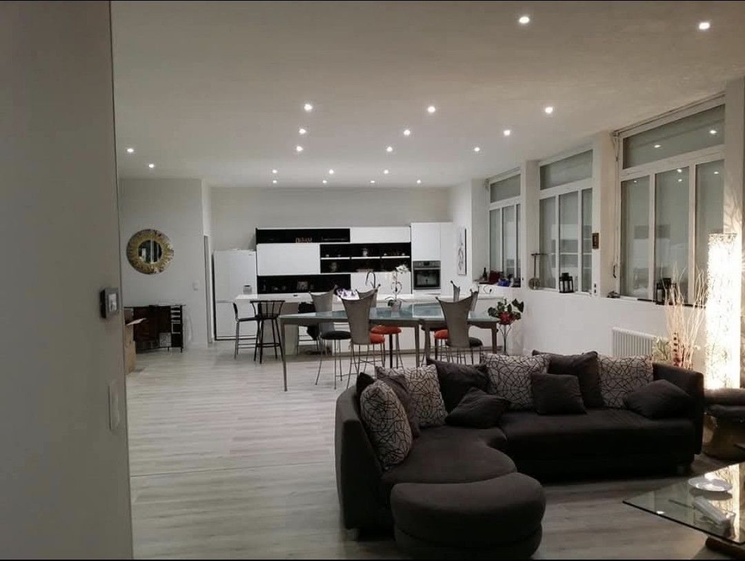 Salon et cuisine après rénovation