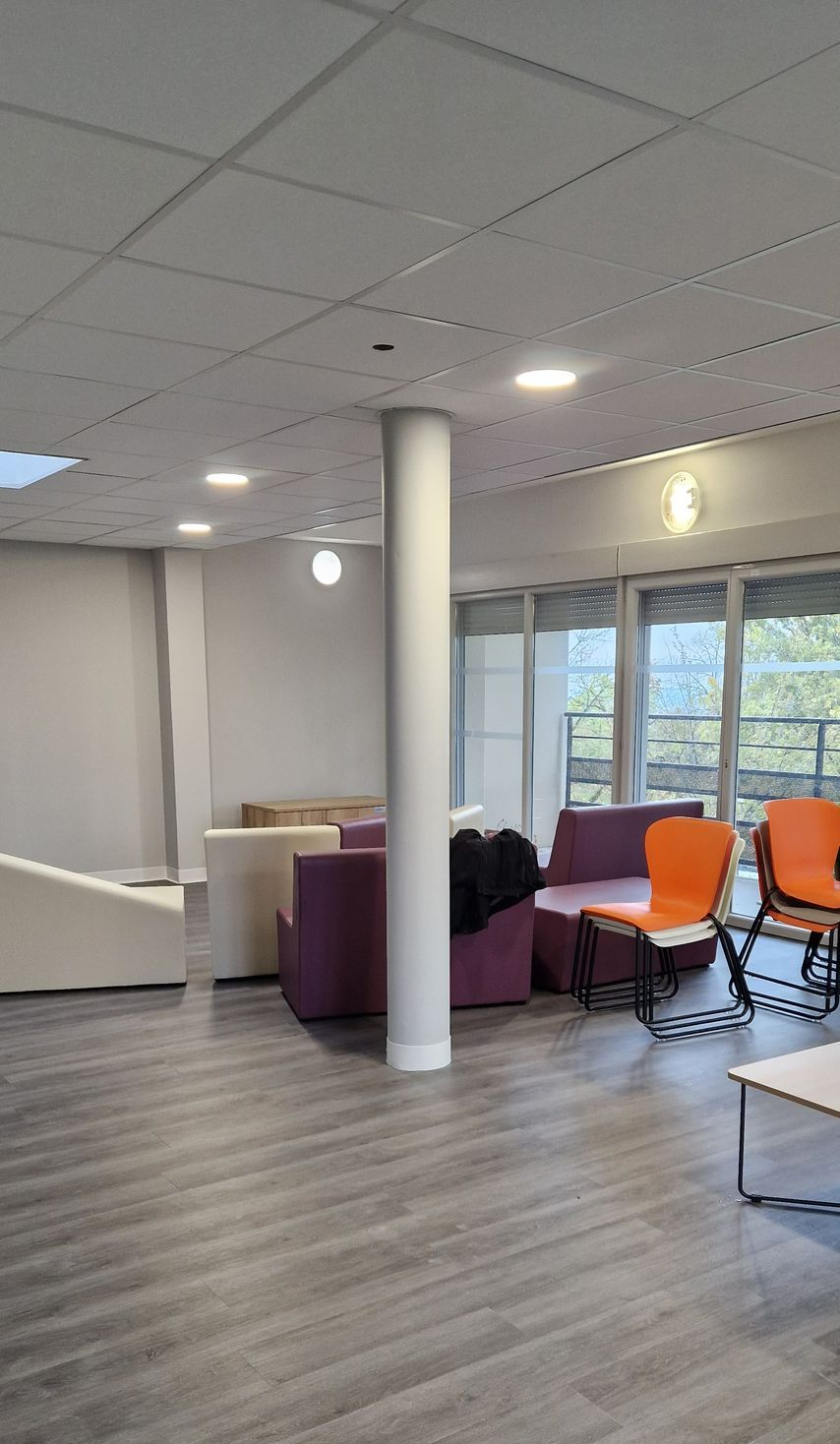 Pièce avec faux plafond certi de spots lumineux