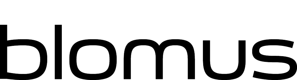 Das Wort „Blomus“ ist in Schwarz auf weißem Hintergrund geschrieben.