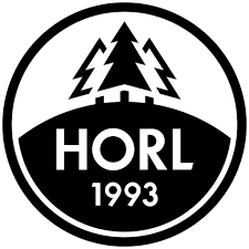 Ein schwarz-weißes Logo für Horl 1993 mit zwei Bäumen auf der Spitze eines Hügels.