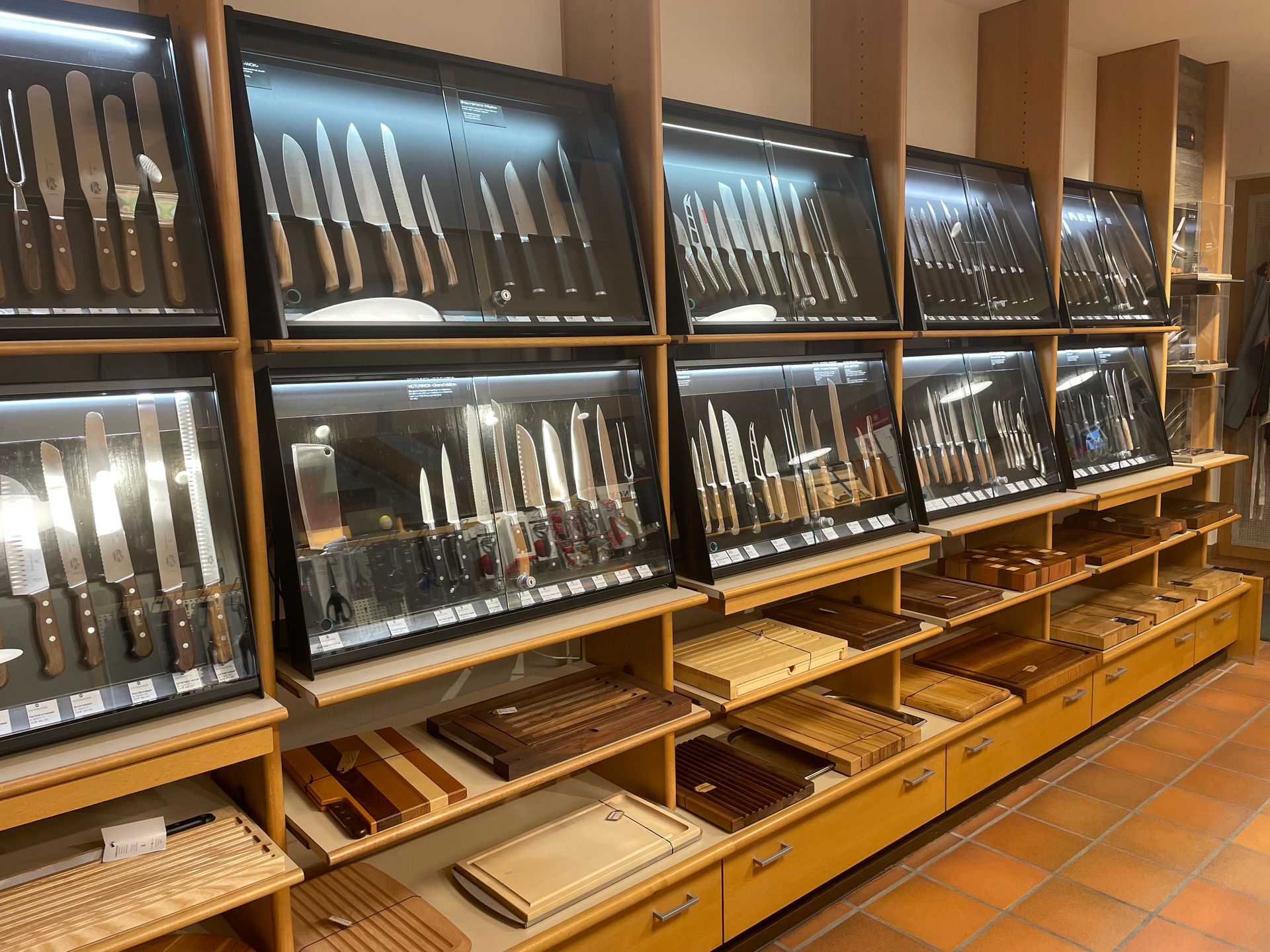 Ein Laden voller Messer und Schneidebretter