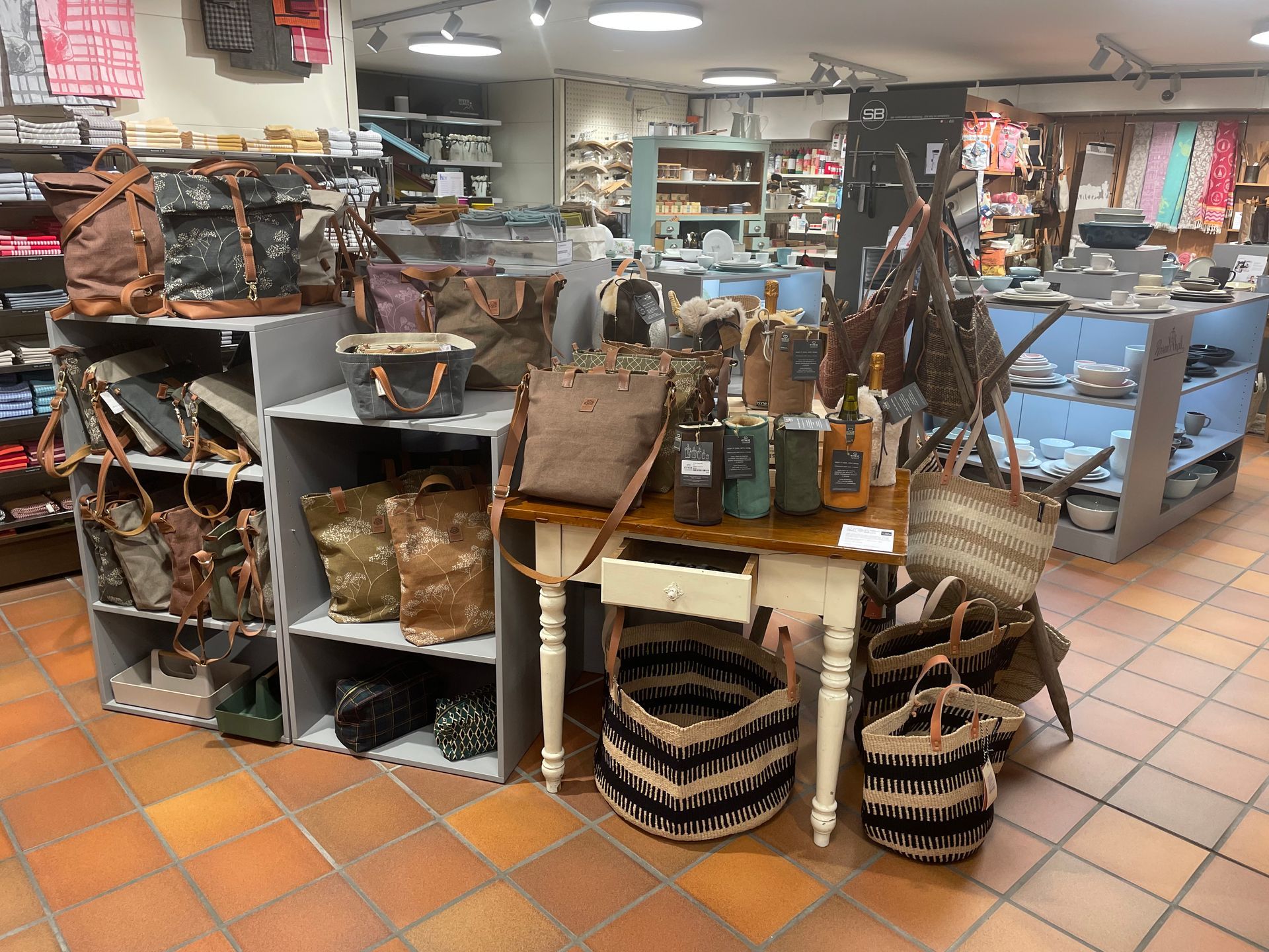 Ein Laden voller Taschen und Körbe