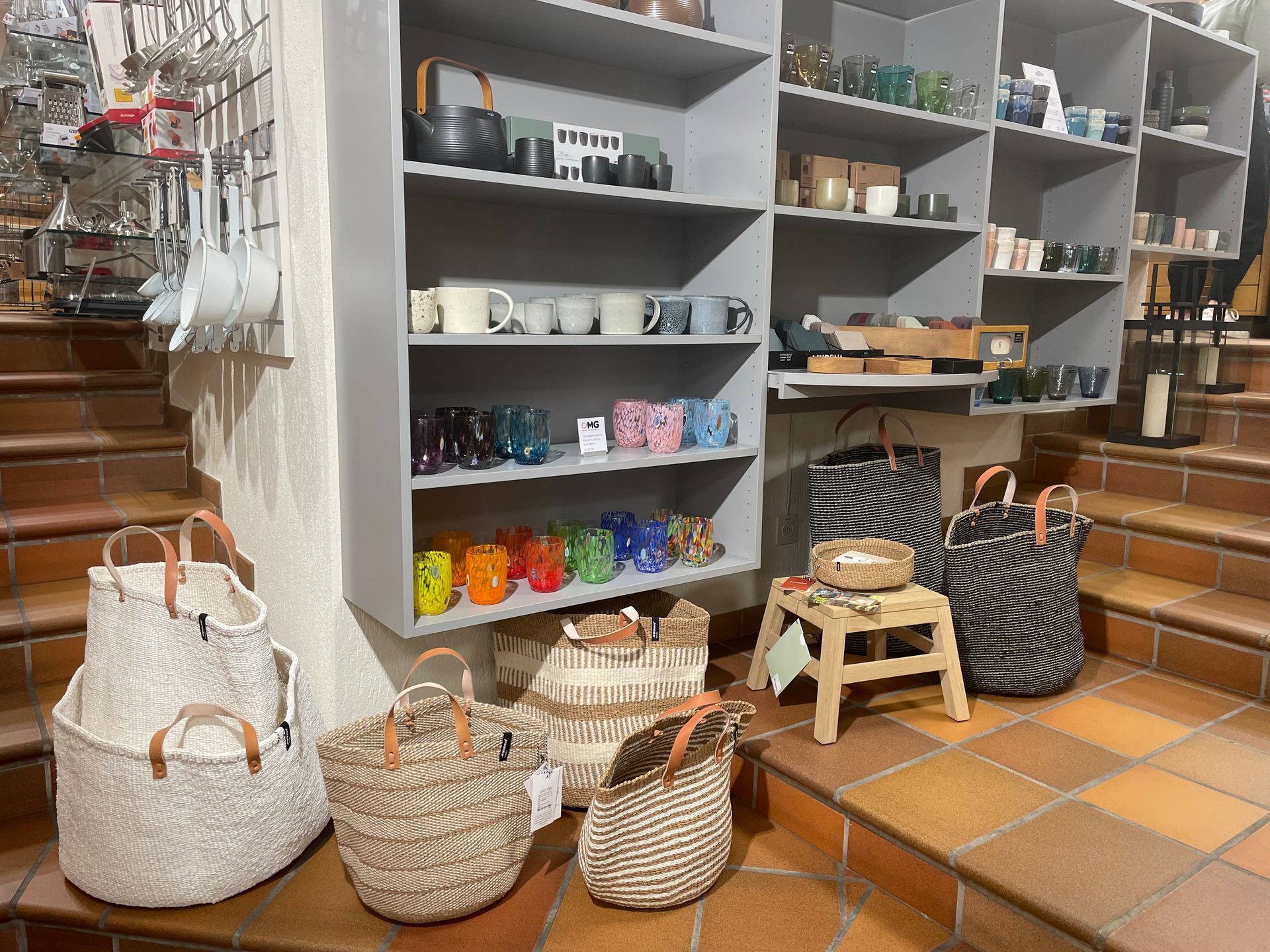 Ein Laden mit vielen Regalen und Körben auf dem Boden.