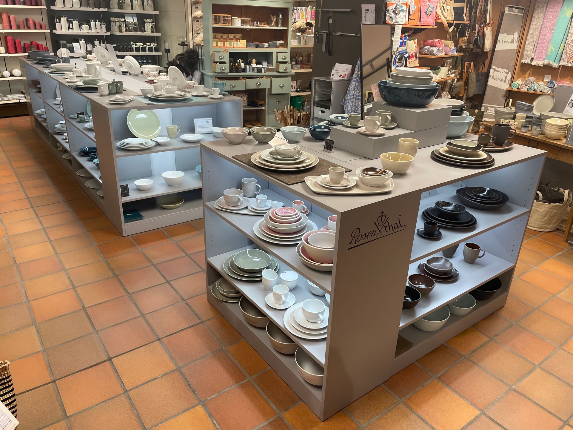 Ein Laden voller Teller und Schüsseln in den Regalen.