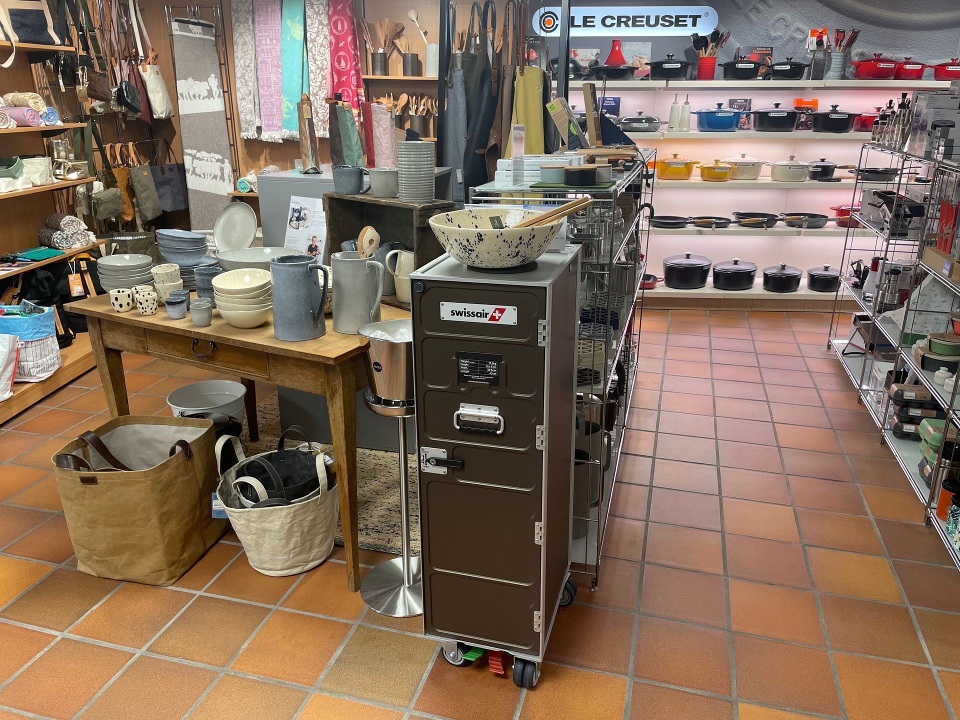 Ein Laden voller Töpfe und Pfannen und ein Schild mit der Aufschrift „Le Creuset“