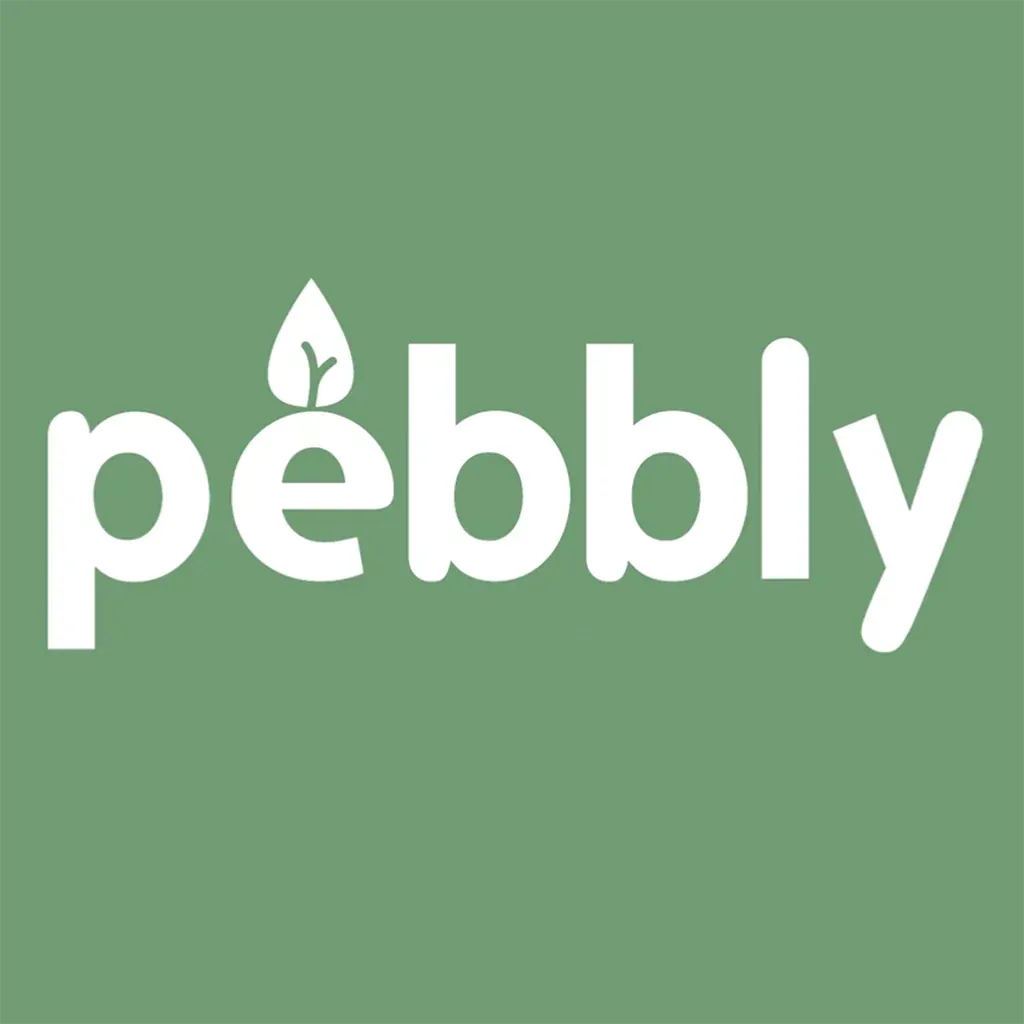 Das Wort „Pebbly“ ist in Weiß auf grünem Hintergrund geschrieben.