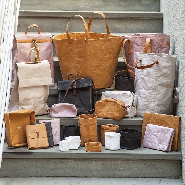 Ein Haufen Taschen liegt auf einer Treppe