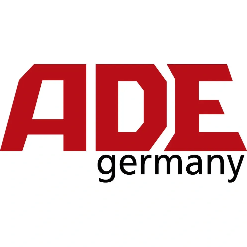 Ein rot-weißes Logo für Ade Deutschland auf weißem Hintergrund.