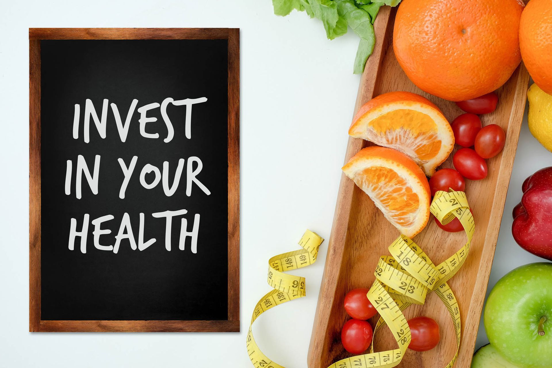 Eine Tafel mit der Aufschrift „Investieren Sie in Ihre Gesundheit“
