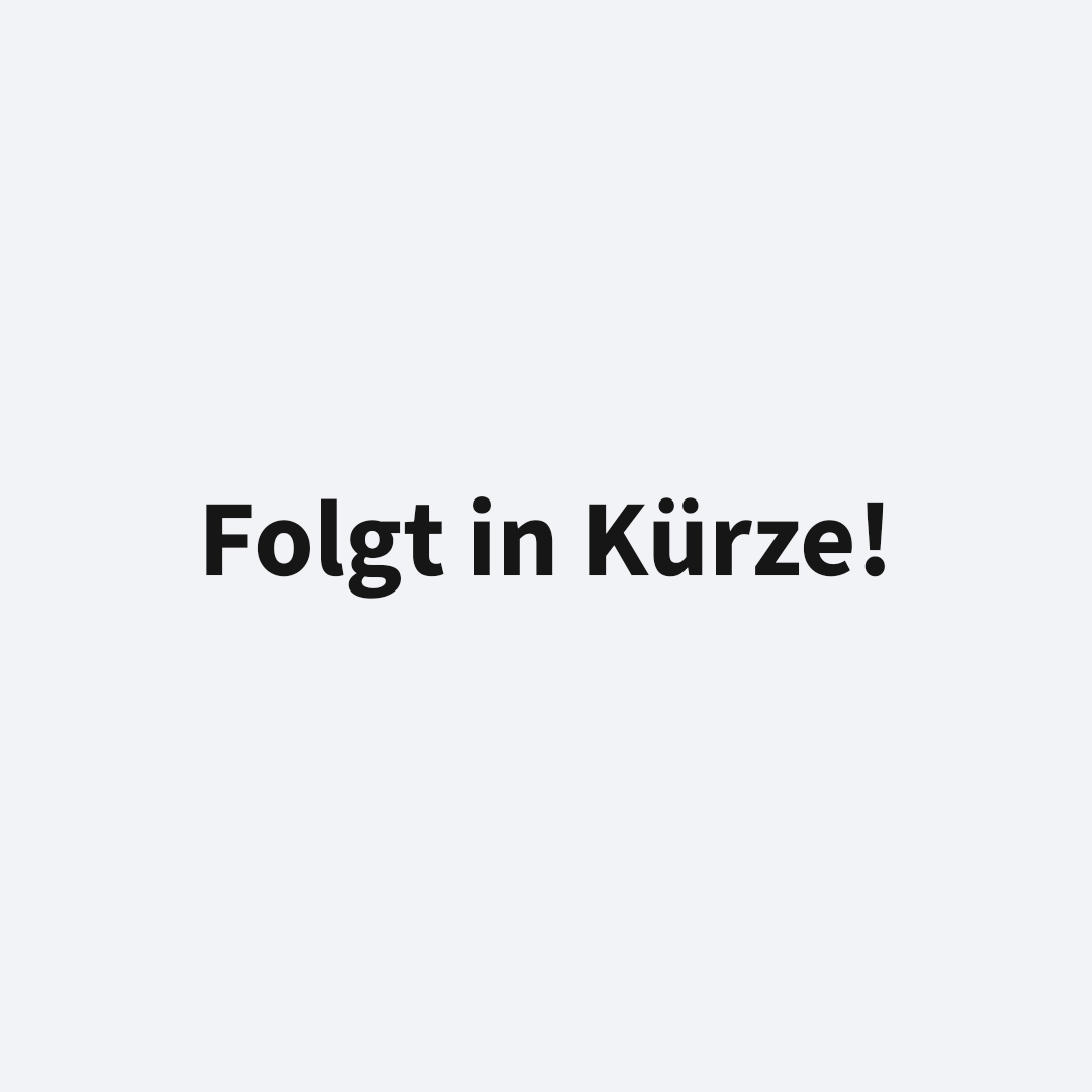 Ein Schild mit der Aufschrift „Folgt in Kürze“ auf weißem Hintergrund.