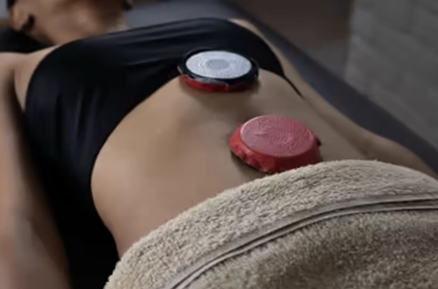 Mujer recibiendo terapia de par biomagnético