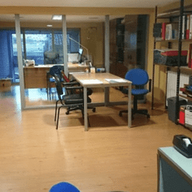 Una habitación con una mesa y sillas.