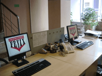 Dos monitores de computadora en un escritorio con uno que dice Félix