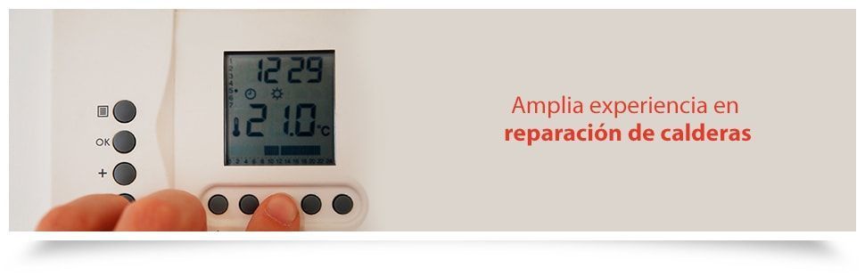 Una persona está presionando un botón en un termostato que dice 12:29
