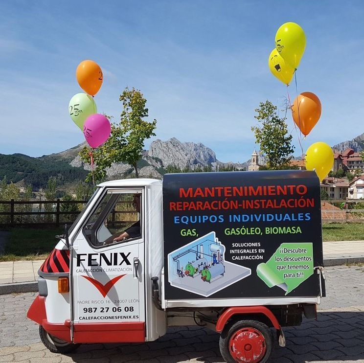 Un camión fenix con globos adheridos a él.