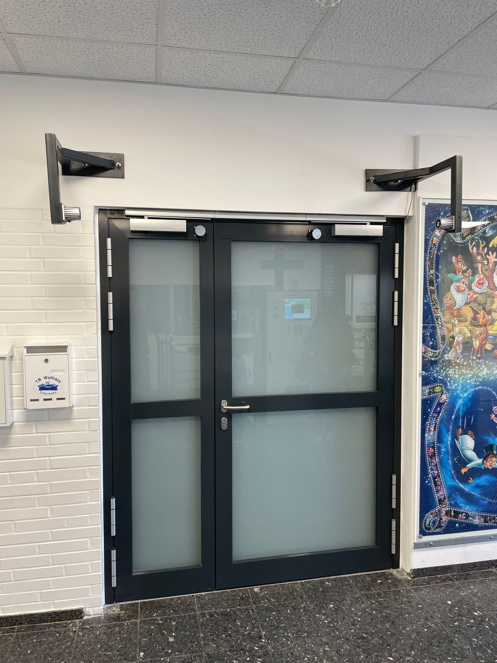 Innenwand mit Schiebetür und montierten Halterungen