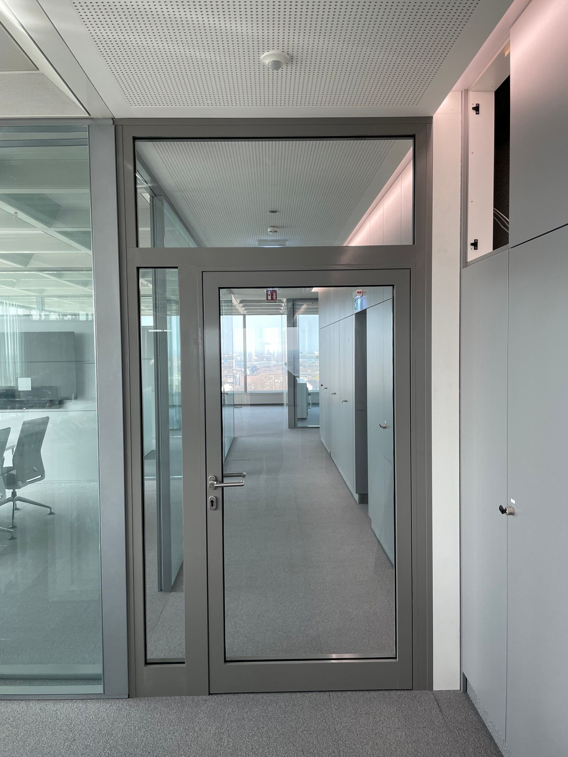 Innenraum mit Glaswänden und moderner Deckenstruktur