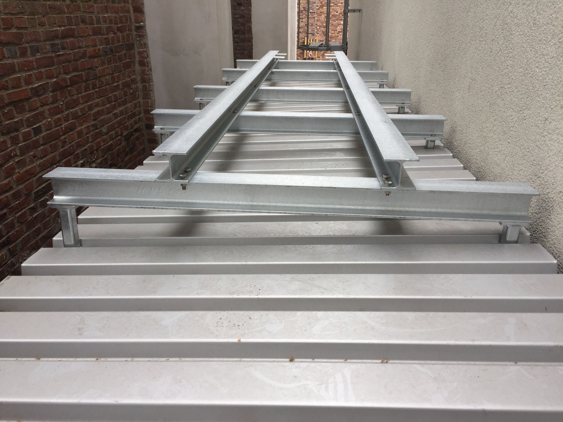 Metallische Tragkonstruktion auf einem Dach mit verzinkten Profilen.