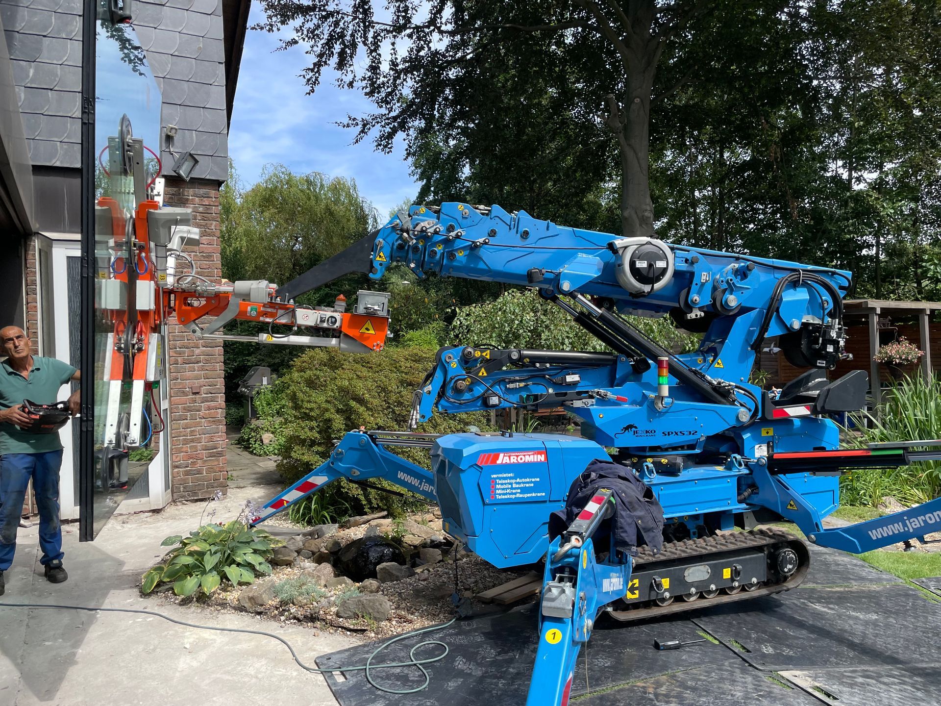 Baugerät zur Glasreinigung an einem Gebäude.
