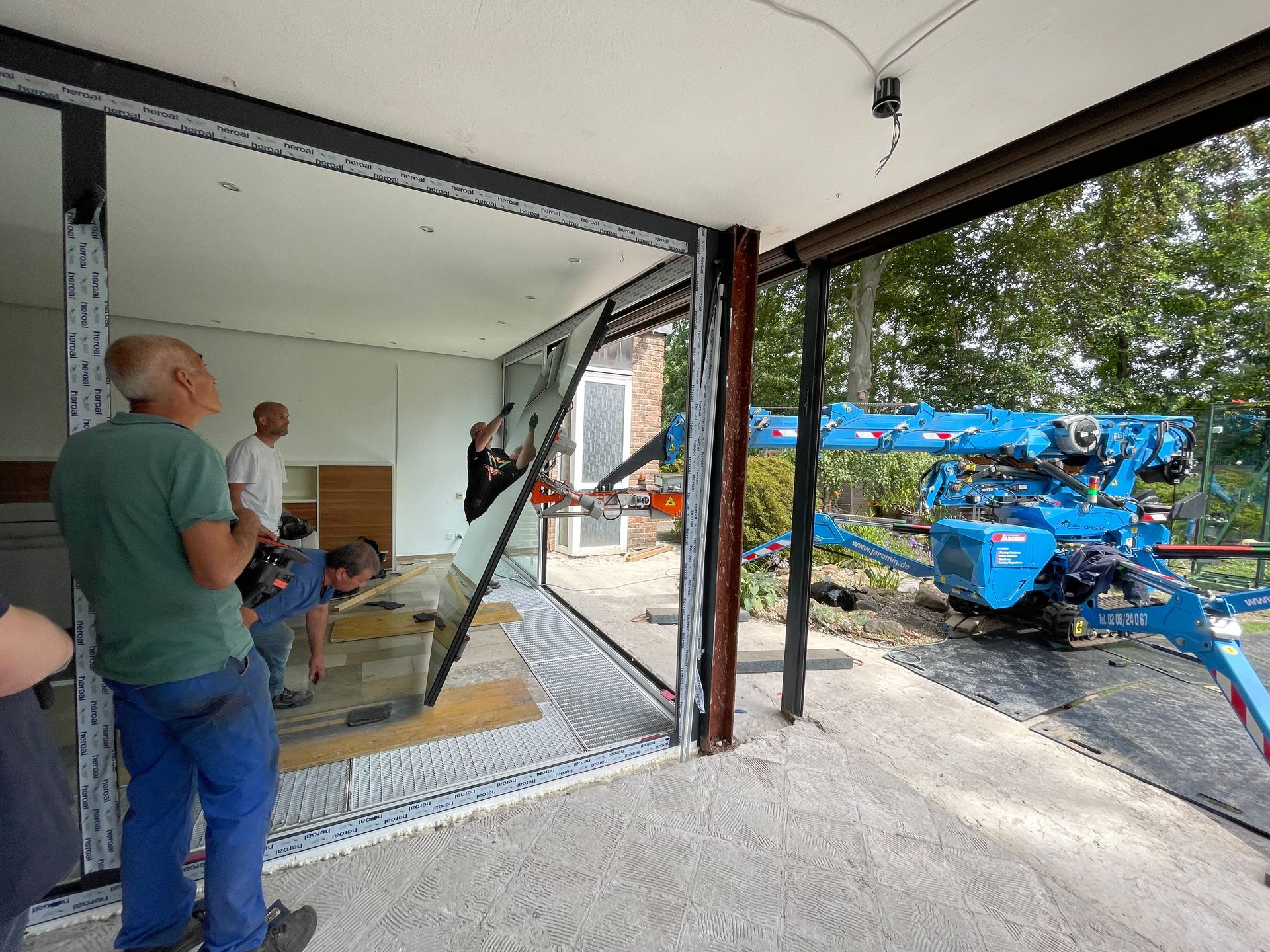 Arbeiter installieren Glas in einem Bauprojekt