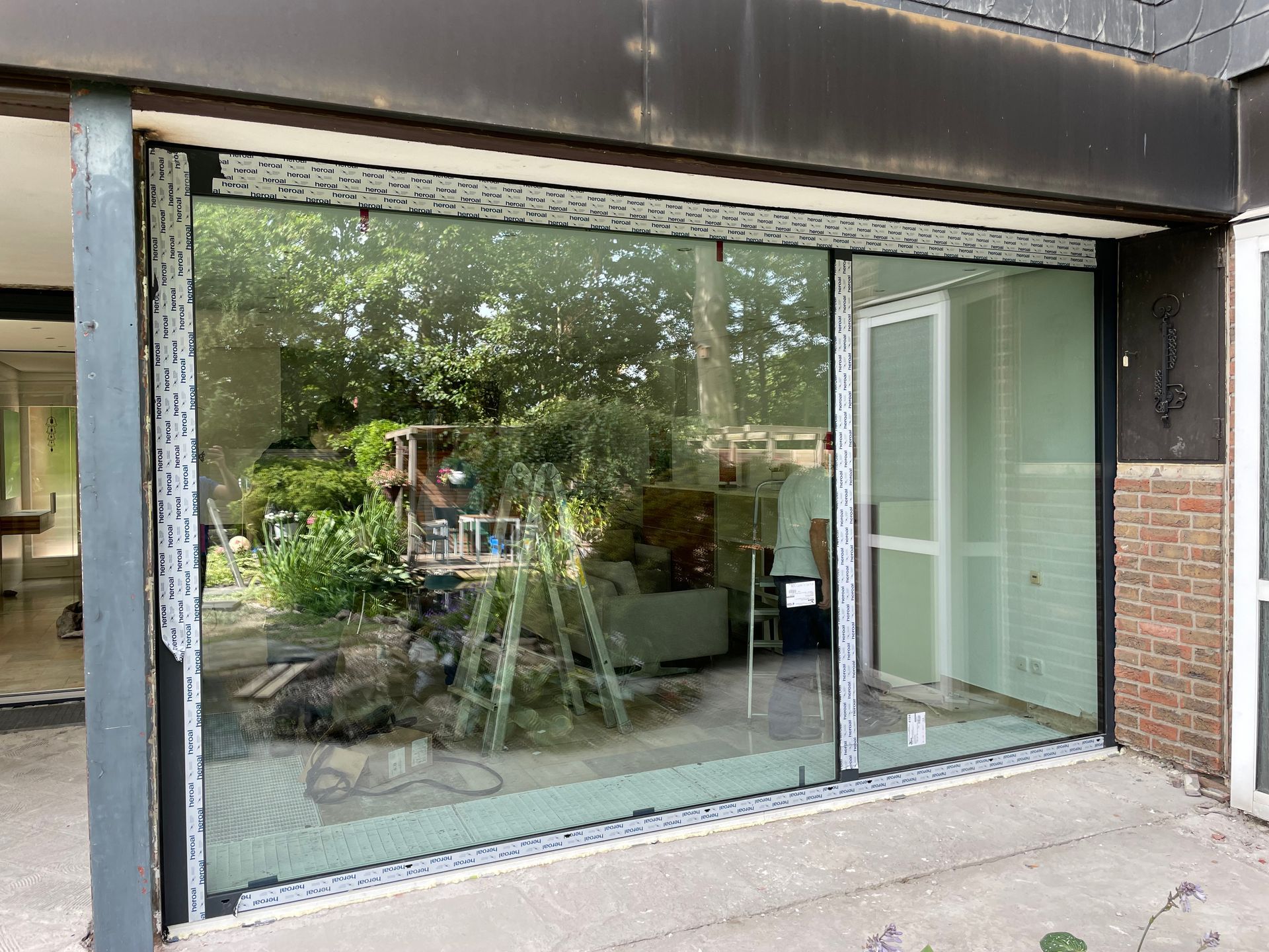 Moderne Glasfassade mit Blick auf den Garten