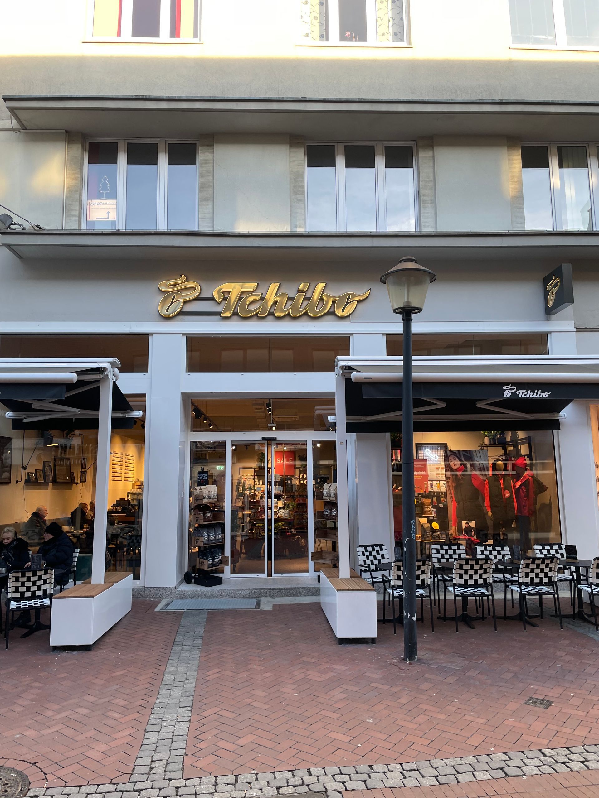 Gebäudefassade mit großen Fenstern