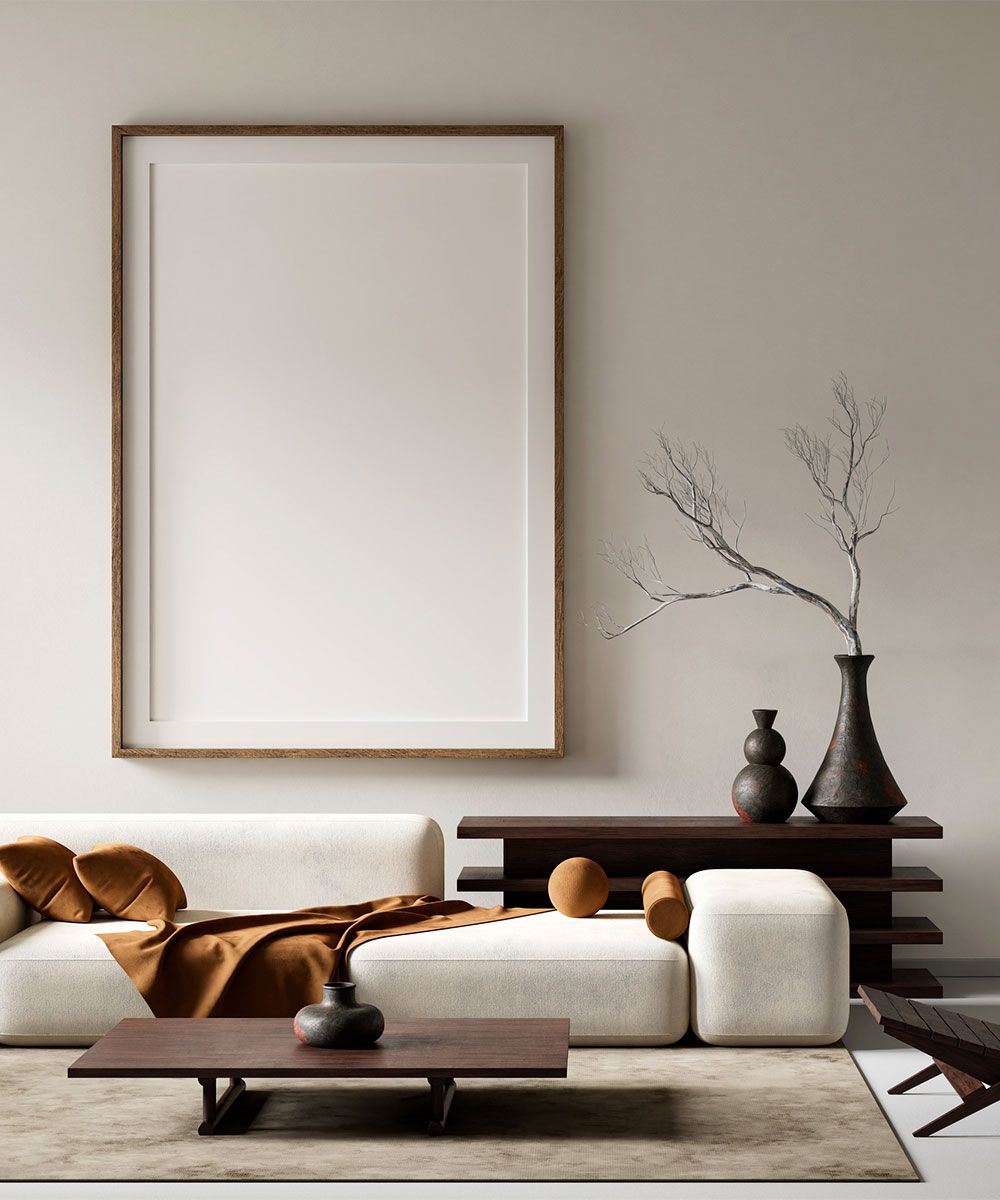 Una sala de estar con un sofá, una mesa de café y un marco de fotos en la pared.