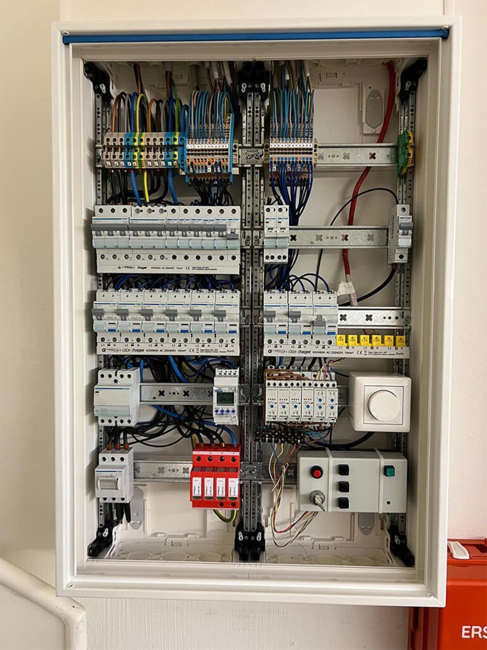 Ein großer Schaltkasten mit vielen Kabeln und Schaltern, Tool Time NRW GmbH