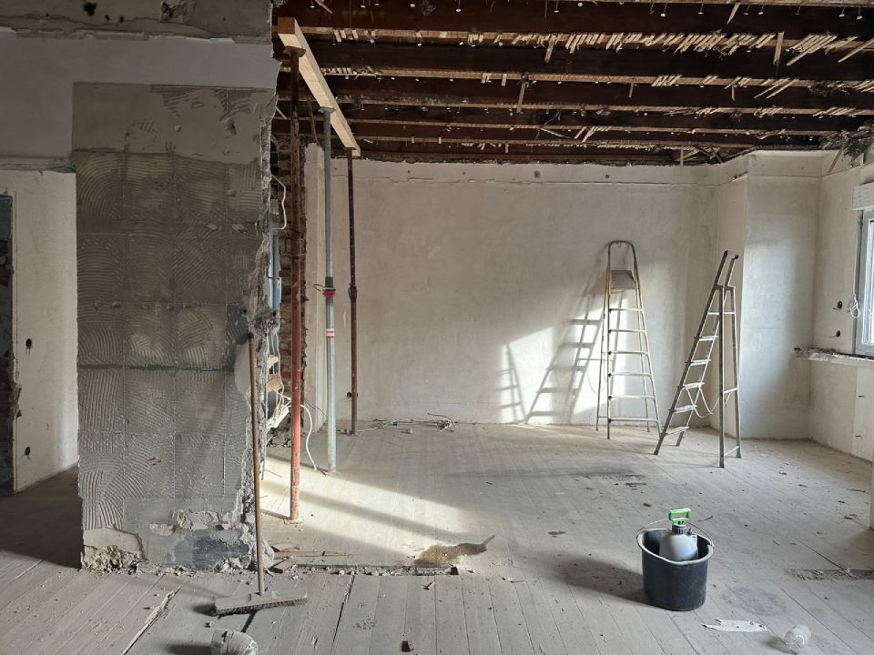 Ein leerer Raum mit einer Leiter und einem Eimer auf dem Boden, Tool Time NRW GmbH