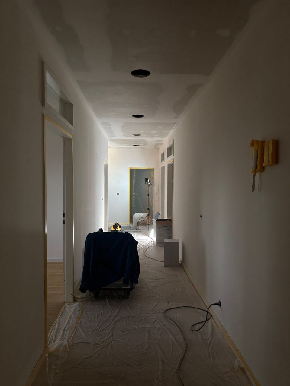 Ein langer Flur mit einem Stuhl in der Mitte, Tool Time NRW GmbH