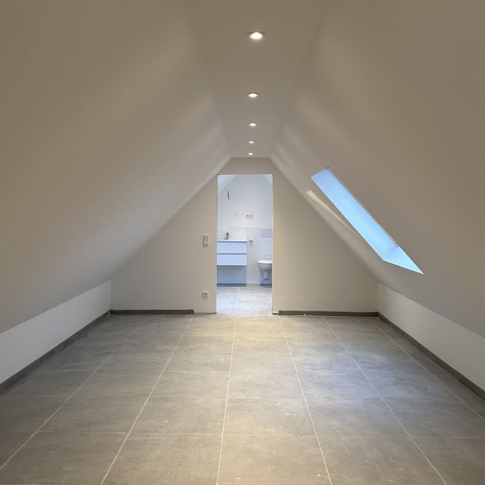 Ein leerer Raum mit Dachschräge und Fenster, Tool Time NRW GmbH