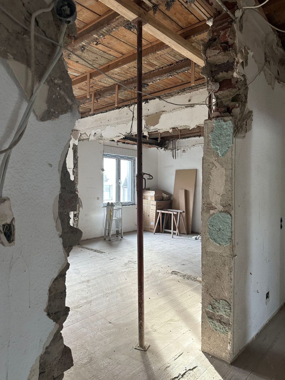 Ein Raum mit einem Loch in der Wand und einer Stange in der Mitte, Tool Time NRW GmbH