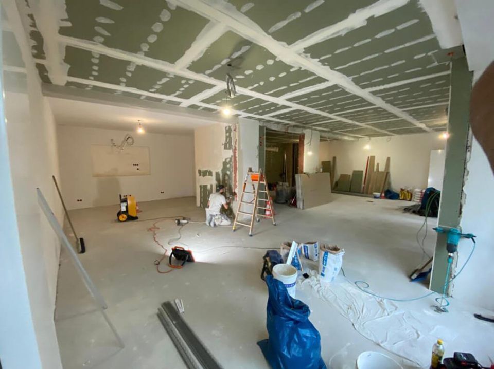 Ein großer Raum mit einer Decke, die gerade renoviert wird, Tool Time NRW GmbH