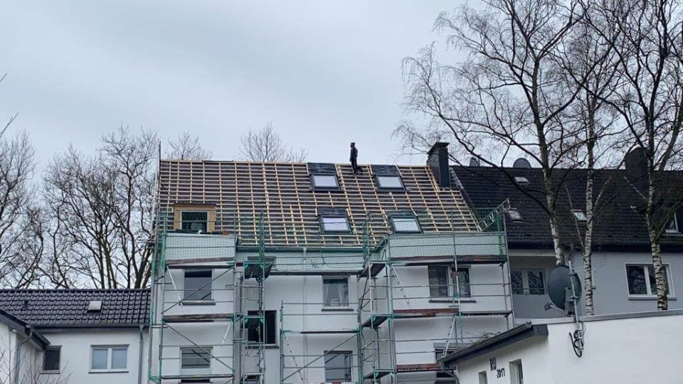 Ein Mann steht auf dem Dach eines im Bau befindlichen Gebäudes, Tool Time NRW GmbH