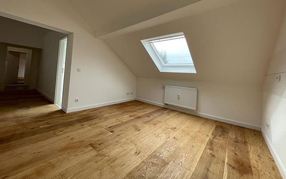 Händedruck von zwei Männern mit Schutzhelm, Tool Time NRW GmbH