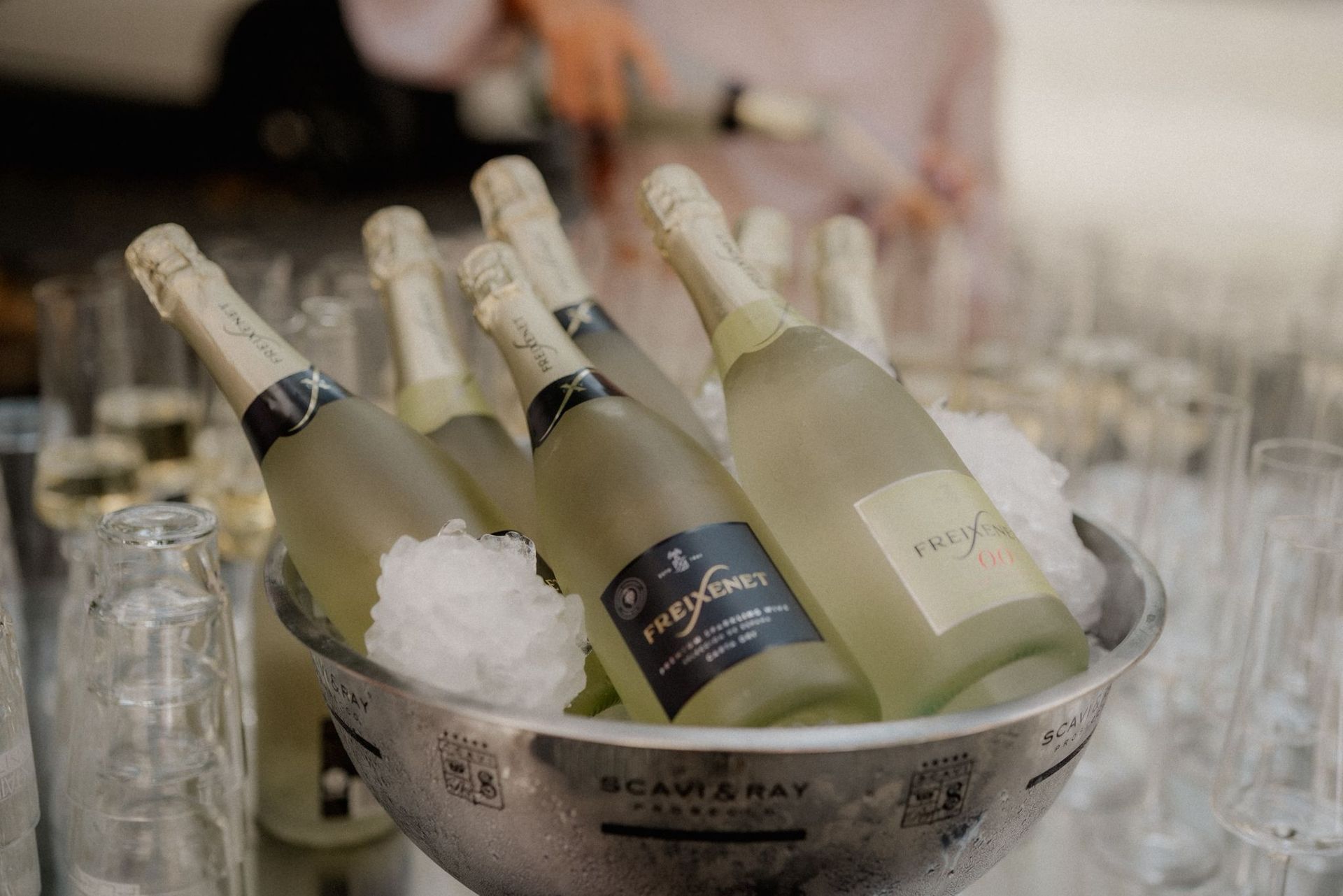 Sektflaschen in Kühlschale