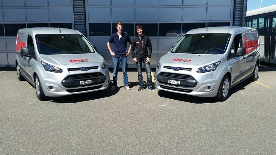 Zwei Mitarbeiter und Unternehmensfahrzeuge der Franz Elektro AG